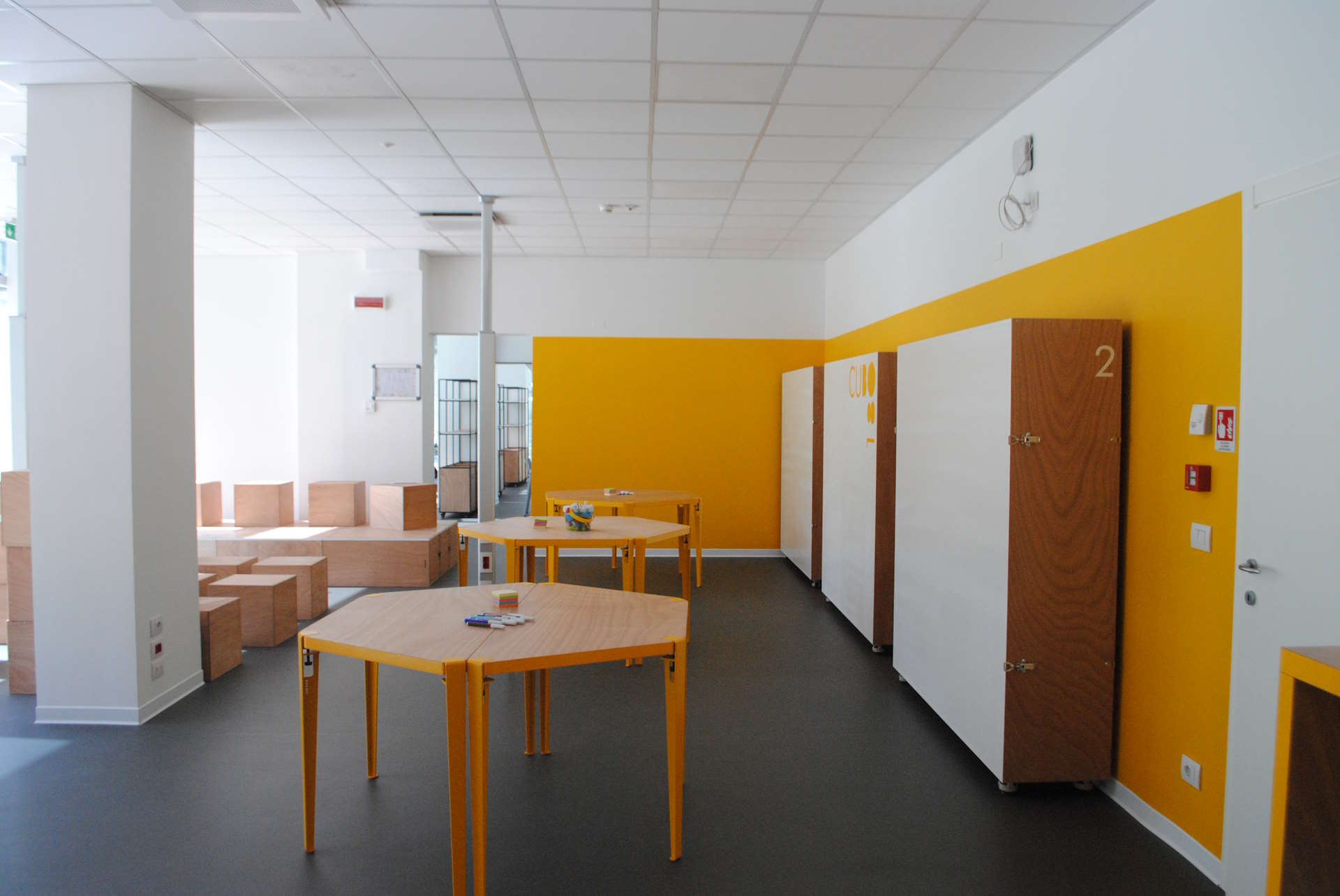 Gli spazi, progettati e allestiti grazie alla collaborazione con UAU_unità di architettura urbana e AR.CO Wood, sono stati pensati per rispondere alla necessità di modularità e trasformabilità che la molteplicità delle attività richiede.